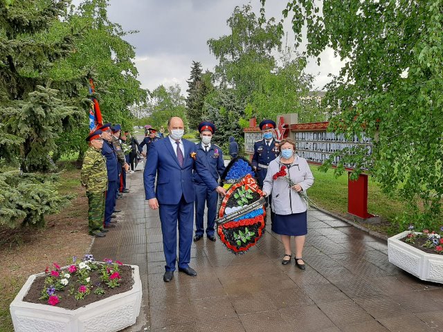 Возложение цветов и венков