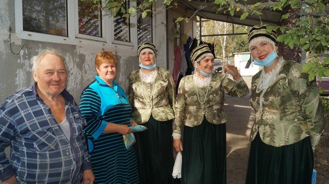 Поздравление пожилых людей на придворовой территории Реконструктор